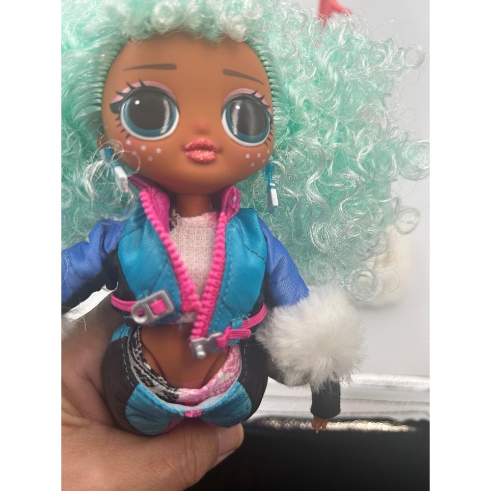 LOL OMG Surprise Winter Chill Icy Gurl - Picture 7 of 9